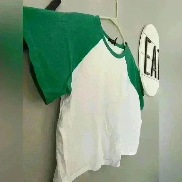 ❤️ 3/$15 Never Worn Oversized Green & White Short Sleeve Crop Large - Picture 3 of 5